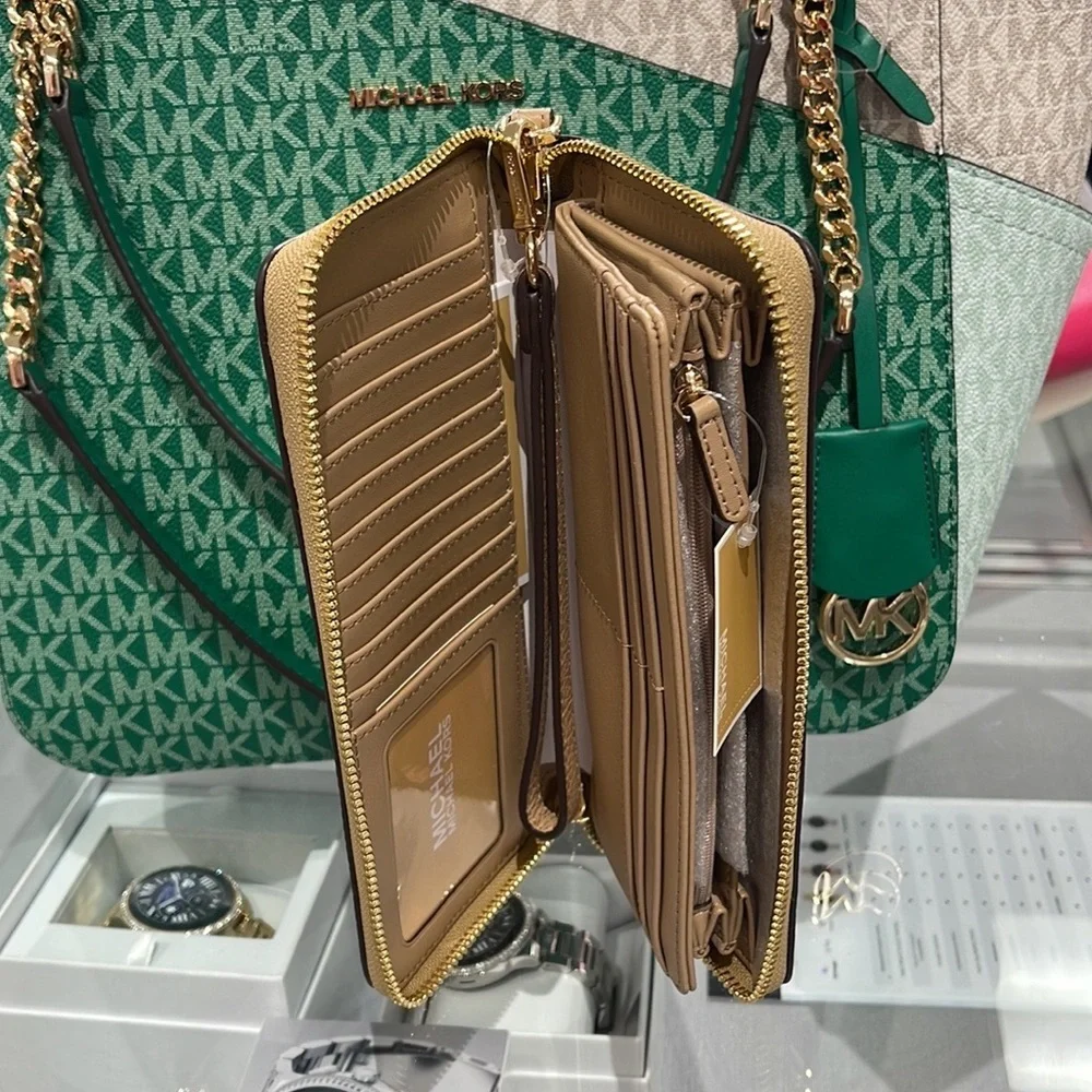 MICHAEL KORS LARGE TRAVEL CONTINENTAL WRISTLET WALLET PHONEHOLDER CAMEL